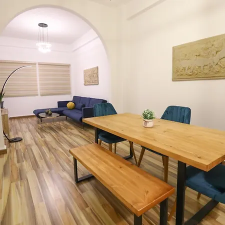 Charm Vintage Achrafieh Apt With Garden Pizza Oven Bbq Hottub Beirut Exterior photo